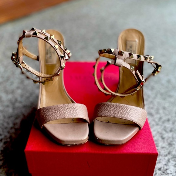 Valentino Garavani Women’s Studded Heal, size 8.5 (39) - Picture 8 of 14